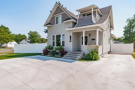 Downtown Vintage Dreamhouse near the Snake River Greenbelt