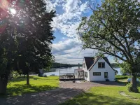 Modern 3-bedroom cabin on the lake!