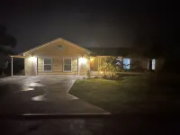 4 bedroom Retreat Sleeps 11 with Dock on Lake Weir near The Villages & Orlando