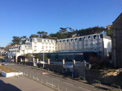 RESIDENTIAL APARTMENT FACING THE SEA