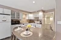 Treehouse Bungalow- Quaint and Cozy Getaway!