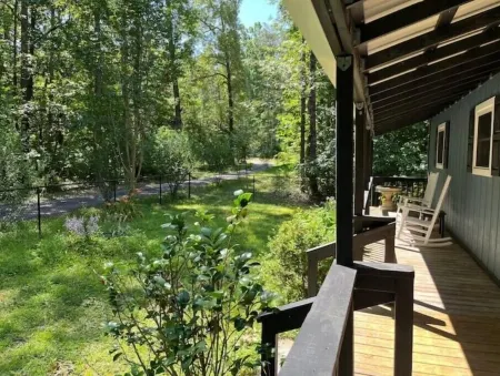 Bungalow in small and quiet cul-de-sac, pet-friendly.