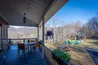 Halfback Ridge -Hot Tub-Magnificent Views-Motorcycle & Pet-Friendly-Fenced Yard