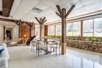 Spacious 4 Bdrm w/ Indoor Heated Pool+Sauna+Creek Hotels in Callicoon