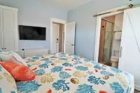 Beautiful condo in walking distance to both the town center and the Bay!