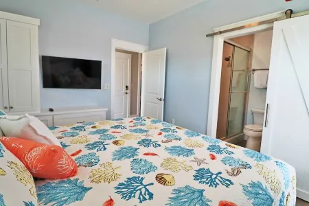 Beautiful condo in walking distance to both the town center and the Bay!