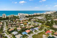 MI Charm:Heated pool, Walking Distance to Beach & Restaurants, Sleeps 10