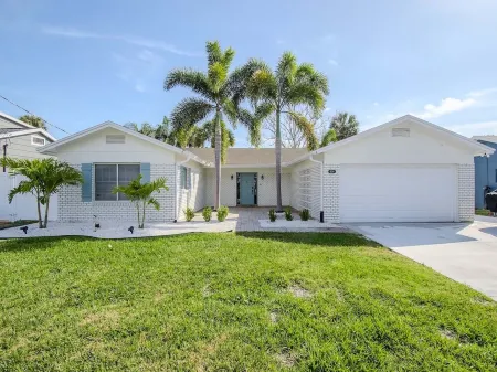 STUNNING TAMPA BAY WATERFRONT RETREAT~Close to airport, beaches, stadium & more!