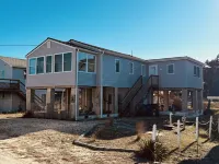 ✨Steps to the Beach ✨ Pet friendly cottage with a great view of the water!