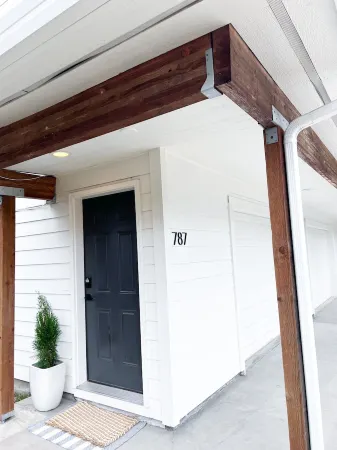 Clean and comfortable 2-bedroom house with AC, WiFi in central Eugene location.