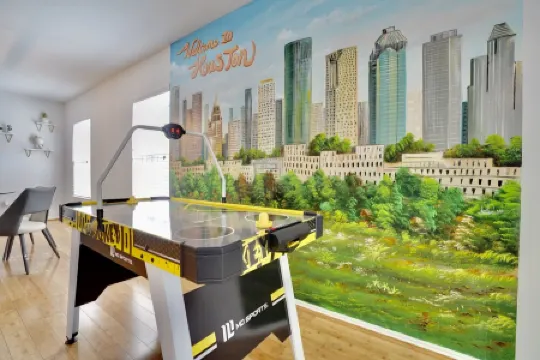 Houston Wall Mural,  A Getaway Escape Отели рядом с достопримечательностью «Маркет сквер эт Элдридж»