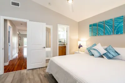 Newly Renovated Modern Home w/ Pool, Jacuzzi, Pool Table - Close to All Hotels near Marukai