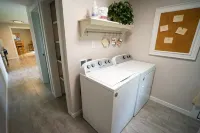 Newly remodeled cozy home with large yard. Close to U of O, Autzen, and Oakway.