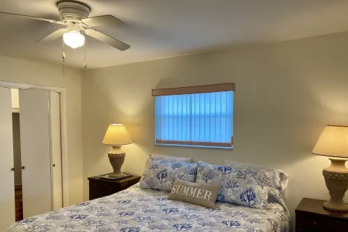 Swan Lake House in Sun City Center with 60' Screened Lanai Hotels in Sun City Center