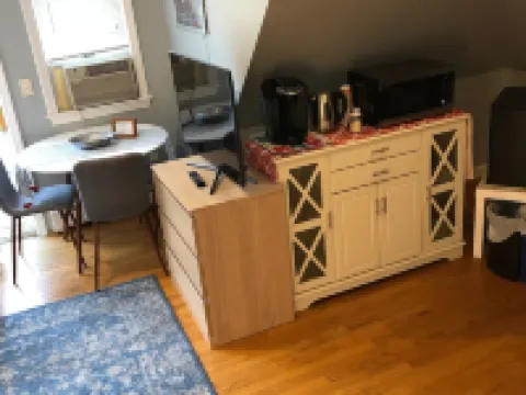 Newly refurbished, Sunny bright In-law suite.15 minute easy drive to Boston Hotels in Watertown