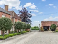 Pigsty Cottage - Luxurious apartment within orangery Hotels in Melksham