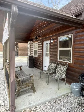 Beautiful Scenic River Cabin just 1/2 mile from Current River!