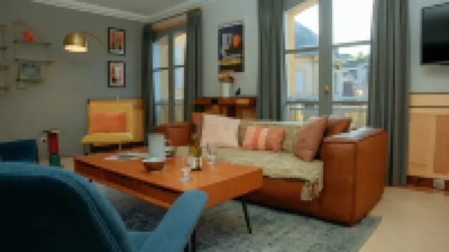 Superb Through-Apartment,  Tourism, 132m2, Downtown But Quiet.