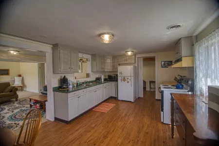 Cozy renovated barn apartment on first floor