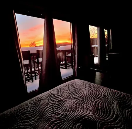 ~Sunrise Haven~near the slopes! Majestic sunrises and comfort awaits!