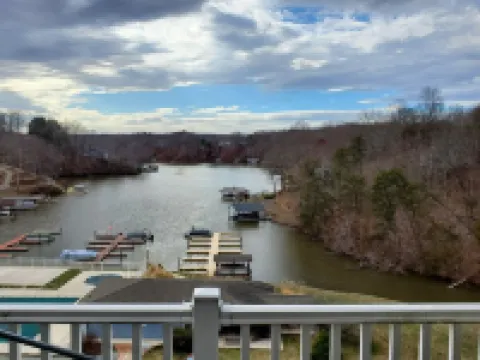 Cozy condo on Smith Mountain Lake