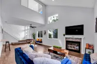 Spacious high ceiling home in Fremont | Private Yard | King Bed