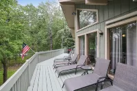 Cozy Chalet Near Lake: BBQ, Fire Pit, Beautiful Fall Foliage & Hot Tub