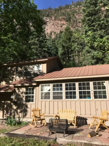 Quiet vacation house on forested property in Ouray