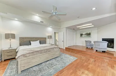 ★Luxury Pool Home - Great Location - Spacious- Mini Bar - BBQ Grill☆ Hotels near Speedway