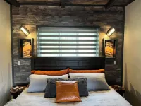 2 King beds, huge deck at a picturesque chalet Hotel dekat Jewel Cave National Monument