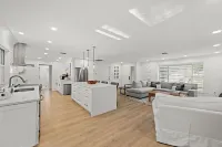 Sunny Oasis: Bright, Private and Beautiful Retreat!Magnolia Rentals