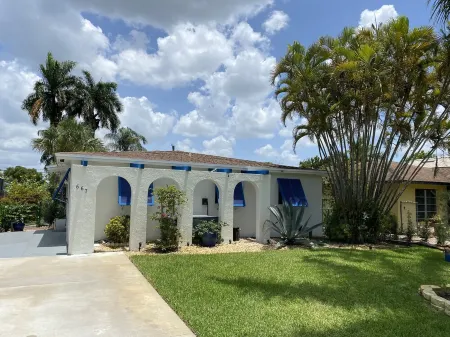 Naples-Vanderbilt beach house <1 mile to beach