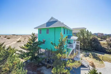 OCEANFRONT w/Views in EVERY Room, Updated 2024, Hot Tub, 2 Masters+ Dog Friendly