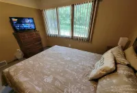 Red Juniper House // 4BR, 2.5 Bath, Large Yard, Pet Friendly, 3mi to Mayo Clinic