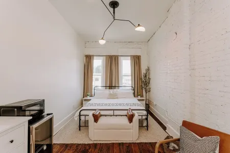 East Main Lofts - Farmhouse 204 Отели в г. Мэдисон