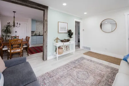 Close To Everything: Downtown, bars/restaurants/coffee, ski resorts nearby