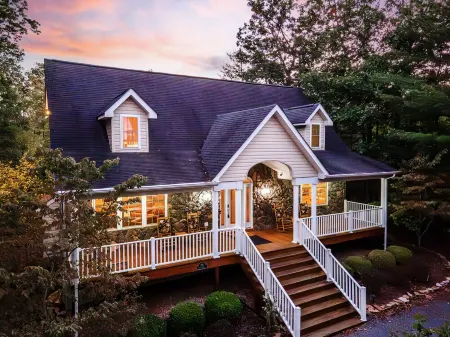 Mountain Resort Hideaway for Family, Golf, Hiking and reunions Отели в г. Басай