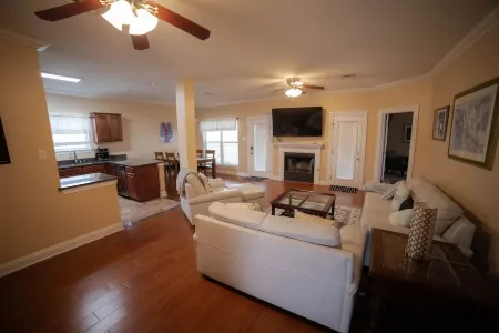 5 miles to Bourbon St Historic Neighborhood of Old Arabi. Family friendly!