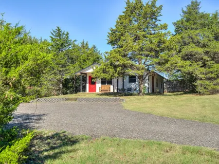 Woodland Retreat with Pool & Tennis court access! Отели рядом с достопримечательностью «Университет Сентрал Оклахома»