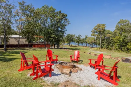 Fun Beachfront Retreat! Amazing View, Huge Covered Porch, EV Charger, and more! Отели в г. Haskell County