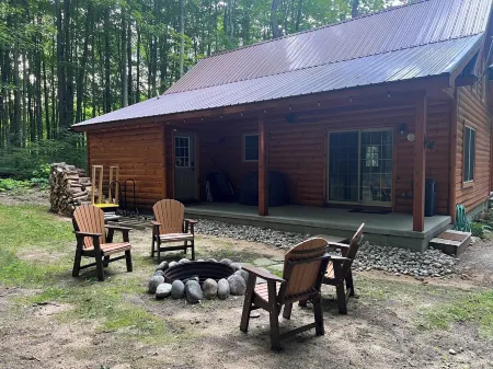 Lakes of the North Cabin near trails - Access to Clubhouse with Pool and Hot Tub