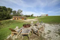 Norris Lake Cabin on 140 acre ranch,  pond, Mountain views, 1 mi to Lake access. Hotel a Campbell County