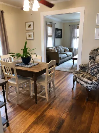 The Wilson House  Beautiful Downtown Murfreesboro Cottage Close to MTSU / I 24 Отели рядом с достопримечательностью «The Ascent»