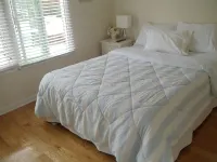 Lovely cottage 2 miles from the beach in quiet neighborhood