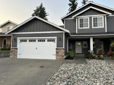 Updated duplex on quiet street close to dining, shopping, hospitals & mountains,