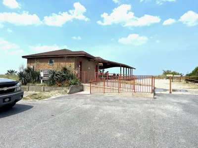 New Beach House, Hidden Gem, Views, Bay Breezes & Favorite Amenities!! Hotels in 