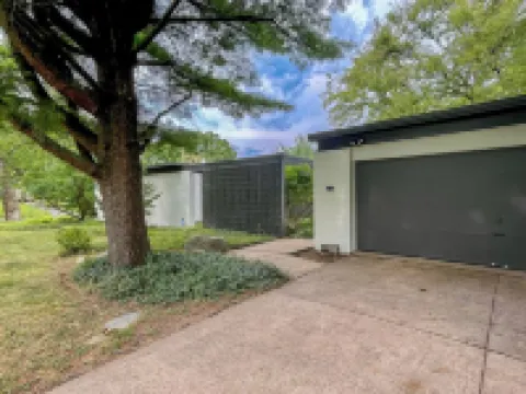 Mid-Century Prairie House by SU W/espresso/coffee bar, workspace & fast Wi-Fi
