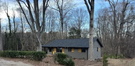 Fully Renovated Home walking distance to downtown Belmont. 10 Min to CLT Airport