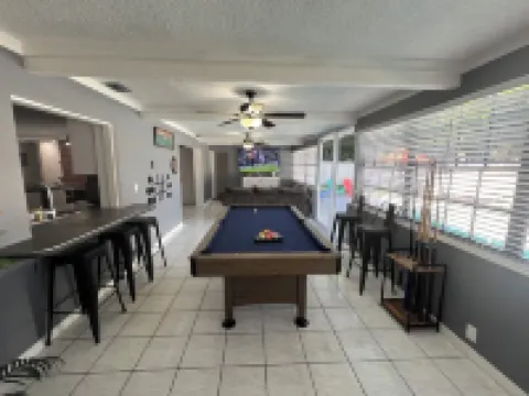 Sleeps 30 Large Heated Pool Home, 10 min to Hard Rock and 22 minutes to Beach