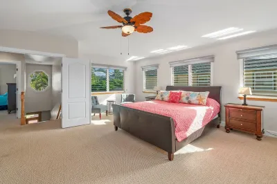 Private pool and jacuzzi oasis; walk to the beach, golf, restaurants, shopping